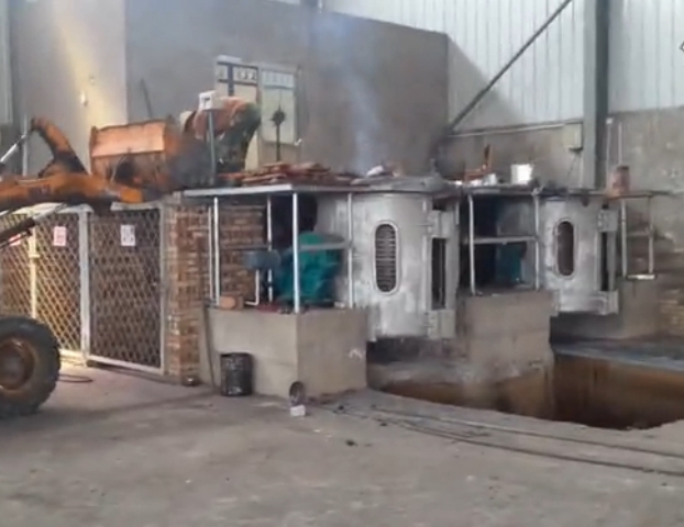 On site video of medium frequency furnace smelting